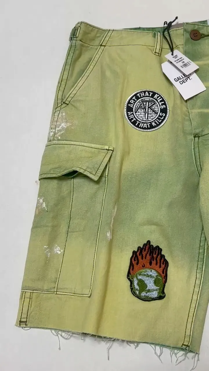 GALLERY DEPT. KENZIE FATIGUE CARGO SHORTS Patch embroidered shorts, distressed ink-splashed overalls, olive green size 30/32/34/36, heavy wash garment dyeing, jetted horse fade, washed and distressed products, each piece is slightly different, each piece is a work of art, Shimada machine embroidery, hand-splashed ink graffiti